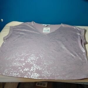 NWT Emily Daniels, Shiny Lilac Short Sleeve Top. Size XL